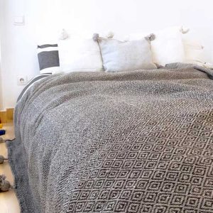 Couverture Losange à Pompons en laine tissé à la main
