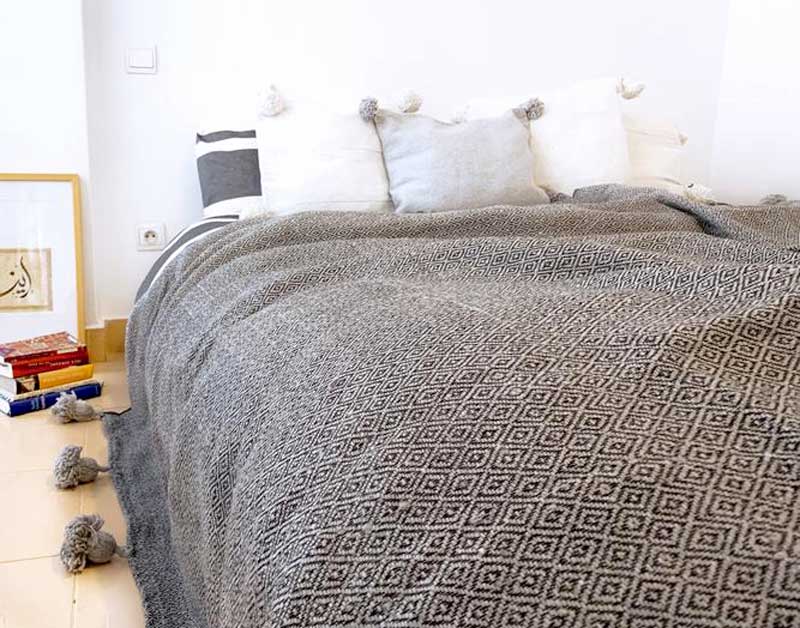 Couverture Losange à Pompons en laine tissé à la main