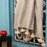 Couverture-Losange-à-Pompons-en-laine-beige Couverture Losange à Pompons en laine