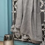 Couverture-Losange-à-Pompons-en-laine-gris Couverture Losange à Pompons en laine