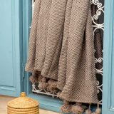 Couverture-Losange-à-Pompons-en-laine-taupe Couverture Losange à Pompons en laine