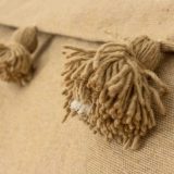 Couverture-à-PomPons-en-laine-tissé-à-la-main-beige Couverture rayures Lurex argent à Pompons en laine tissé à la main