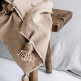 Plaid-pompon-marocaine-avec-motif-beige Couverture rayures Lurex argent à Pompons en laine tissé à la main