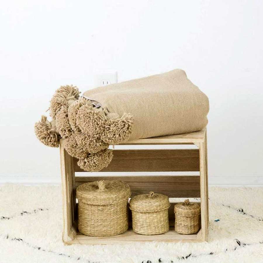 couverure-pompons-laine-beige Couverture rayures Lurex argent à Pompons en laine tissé à la main