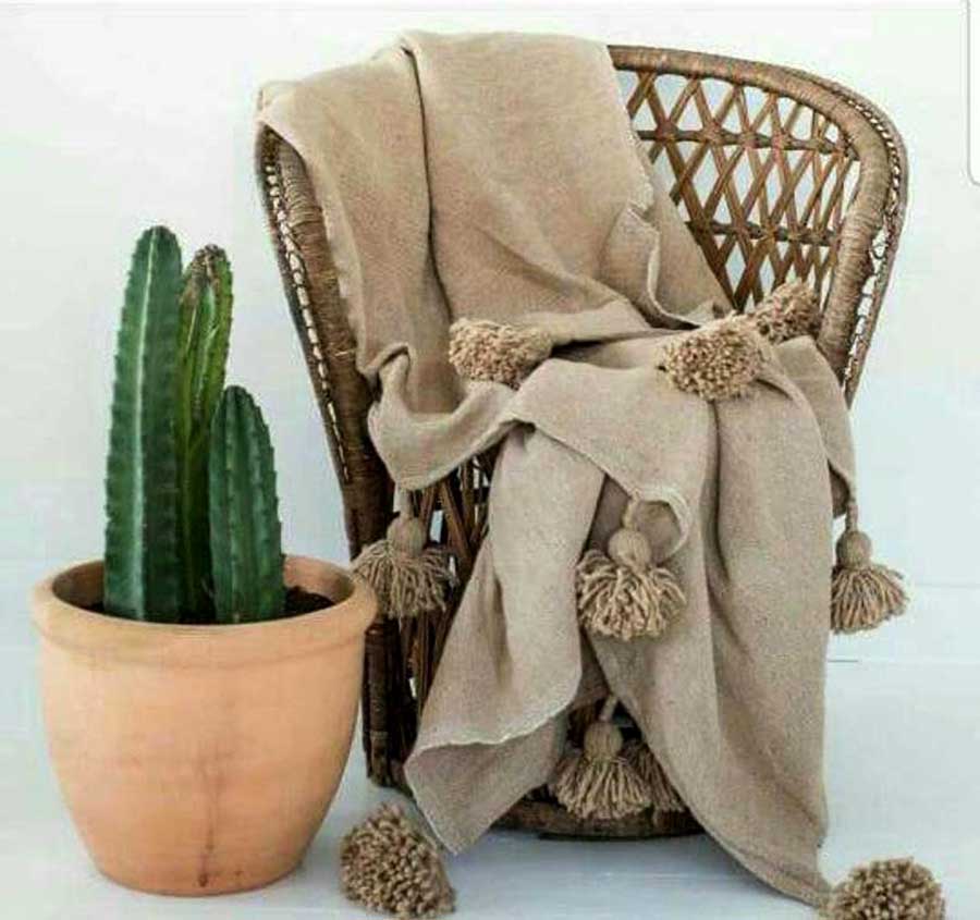 couvre-lit-pompon-beuge-laine Couverture rayures Lurex argent à Pompons en laine tissé à la main